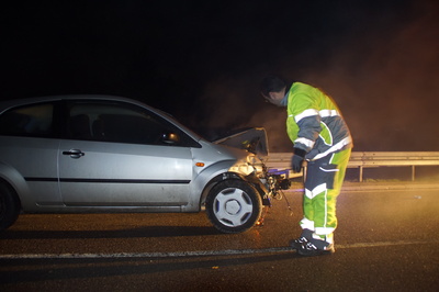 Gebersheim K1059: Ford Fahrerin kracht in Leitplanke. 